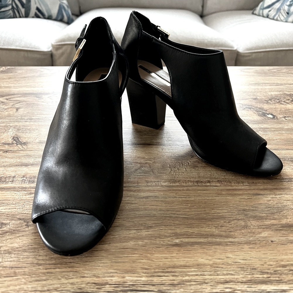 Tahari “Going” Black Leather Peep Toe Cut Out Sides Shoes Booties Size 7…